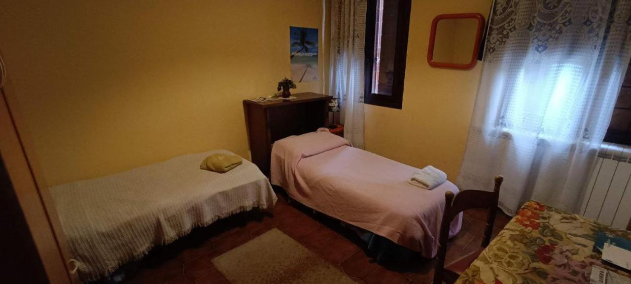 Camera Doppia con Letti Singoli e Bagno in Comune